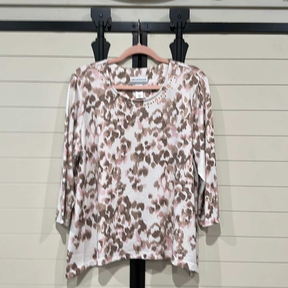 Extremely soft Alfred Dunner top. Embellished around the neck.